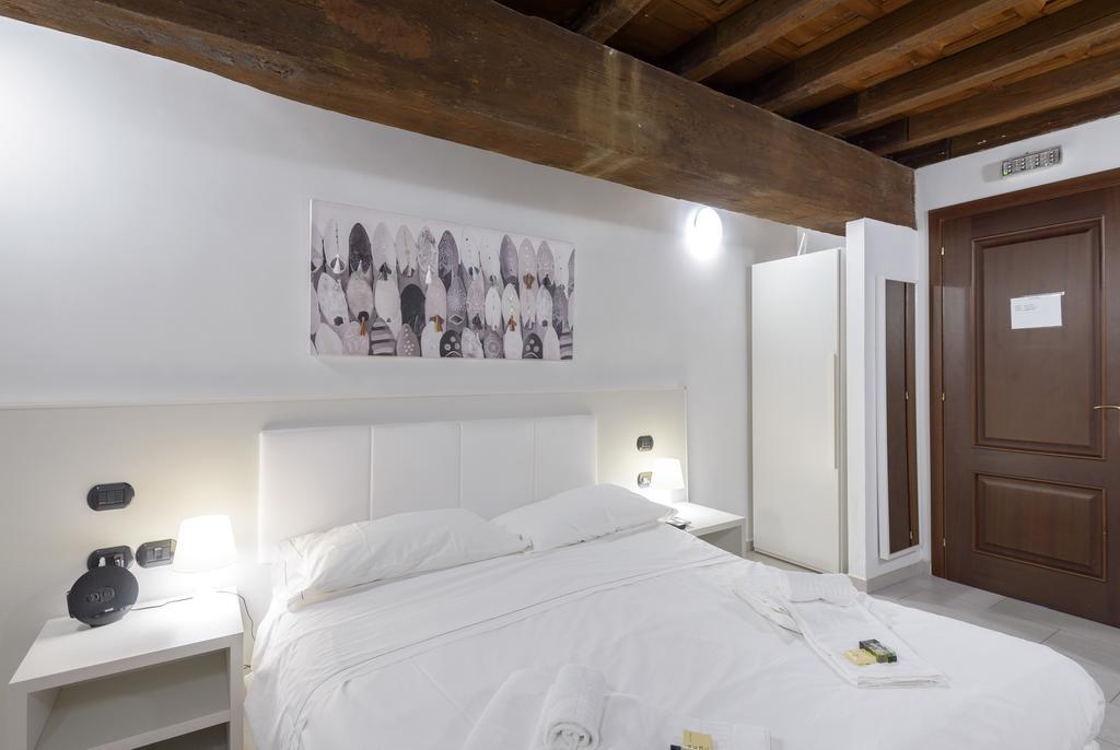 Flowers Apartments Ρώμη Δωμάτιο φωτογραφία
