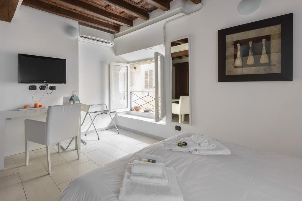 Flowers Apartments Ρώμη Δωμάτιο φωτογραφία